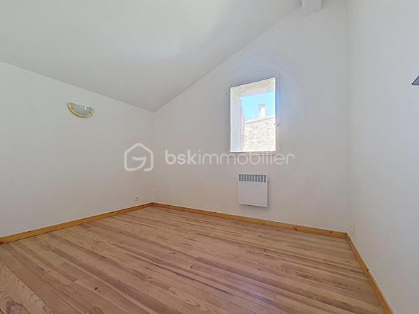 Le charme d’une maison de village rénovée, avec garage et véritable espace extérieur à quelques mètres seulement.

D’une surface d’environ 50 m² habitables, cette maison entièrement rénovée offre un agencement fonctionnel sur deux niveaux.
Au rez-de-chaussée, vous découvrirez une pièce de vie avec cuisine ouverte sur le salon-séjour, ainsi qu’un wc indépendant.
À l’étage, l’espace nuit se compose de deux chambres et d’une salle d’eau.

Un garage d’environ 30 m², non accessible en voiture, offre un espace pratique pour le stockage, un atelier, des vélos ou des deux-roues.
Possibilité de se garer devant la maison.

Un jardin d’environ 420 m² vient compléter le bien : jardin, potager, espace détente ou repas en extérieur selon vos envies.
Un bien idéal pour une résidence principale, un pied-à-terre ou un investissement locatif.
Pas de travaux à prévoir.