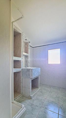 Le charme d’une maison de village rénovée, avec garage et véritable espace extérieur à quelques mètres seulement.

D’une surface d’environ 50 m² habitables, cette maison entièrement rénovée offre un agencement fonctionnel sur deux niveaux.
Au rez-de-chaussée, vous découvrirez une pièce de vie avec cuisine ouverte sur le salon-séjour, ainsi qu’un wc indépendant.
À l’étage, l’espace nuit se compose de deux chambres et d’une salle d’eau.

Un garage d’environ 30 m², non accessible en voiture, offre un espace pratique pour le stockage, un atelier, des vélos ou des deux-roues.
Possibilité de se garer devant la maison.

Un jardin d’environ 420 m² vient compléter le bien : jardin, potager, espace détente ou repas en extérieur selon vos envies.
Un bien idéal pour une résidence principale, un pied-à-terre ou un investissement locatif.
Pas de travaux à prévoir.