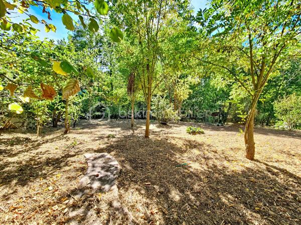 Le charme d’une maison de village rénovée, avec garage et véritable espace extérieur à quelques mètres seulement.

D’une surface d’environ 50 m² habitables, cette maison entièrement rénovée offre un agencement fonctionnel sur deux niveaux.
Au rez-de-chaussée, vous découvrirez une pièce de vie avec cuisine ouverte sur le salon-séjour, ainsi qu’un wc indépendant.
À l’étage, l’espace nuit se compose de deux chambres et d’une salle d’eau.

Un garage d’environ 30 m², non accessible en voiture, offre un espace pratique pour le stockage, un atelier, des vélos ou des deux-roues.
Possibilité de se garer devant la maison.

Un jardin d’environ 420 m² vient compléter le bien : jardin, potager, espace détente ou repas en extérieur selon vos envies.
Un bien idéal pour une résidence principale, un pied-à-terre ou un investissement locatif.
Pas de travaux à prévoir.