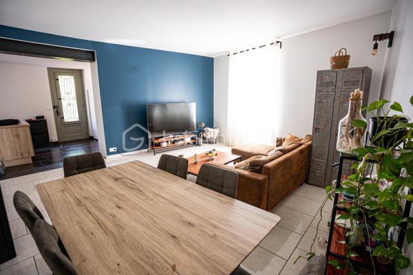 Au cœur d’un village avec école et commodités, à 5 Mn de Castelculier, venez découvrir cette jolie maison, rénovée avec goût !
Vous disposez d un jardin entièrement clos sans vis à vis.
Une fois le portail franchi, la maison vous ouvre ses portes sur une grande pièce de vie avec son poêle à granulés, une cuisine ouverte équipée neuve. La grande buanderie attenant à la cuisine peut être aménagée en chambre supplémentaire.
Wc indépendants.
 À l’étage, trois chambres aux beaux volumes, avec le charme des vieilles maisons :  parquet et belles hauteurs de plafond, une belle salle d eau avec double vasque et wc.
Les Dépendances sont très intéressantes et permettent d’envisager des agrandissements de l habitation. 
Fibre.
Bus scolaires.
Taxe foncière 1020 euros.
À visiter rapidement !