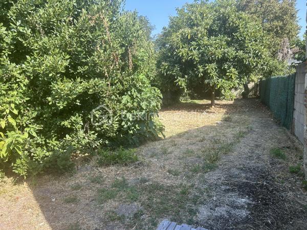 Au cœur d’un village avec école et commodités, à 5 Mn de Castelculier, venez découvrir cette jolie maison, rénovée avec goût !
Vous disposez d un jardin entièrement clos sans vis à vis.
Une fois le portail franchi, la maison vous ouvre ses portes sur une grande pièce de vie avec son poêle à granulés, une cuisine ouverte équipée neuve. La grande buanderie attenant à la cuisine peut être aménagée en chambre supplémentaire.
Wc indépendants.
 À l’étage, trois chambres aux beaux volumes, avec le charme des vieilles maisons :  parquet et belles hauteurs de plafond, une belle salle d eau avec double vasque et wc.
Les Dépendances sont très intéressantes et permettent d’envisager des agrandissements de l habitation. 
Fibre.
Bus scolaires.
Taxe foncière 1020 euros.
À visiter rapidement !