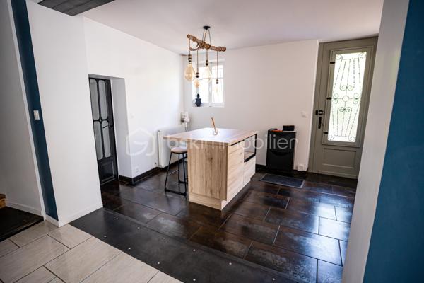 Au cœur d’un village avec école et commodités, à 5 Mn de Castelculier, venez découvrir cette jolie maison, rénovée avec goût !
Vous disposez d un jardin entièrement clos sans vis à vis.
Une fois le portail franchi, la maison vous ouvre ses portes sur une grande pièce de vie avec son poêle à granulés, une cuisine ouverte équipée neuve. La grande buanderie attenant à la cuisine peut être aménagée en chambre supplémentaire.
Wc indépendants.
 À l’étage, trois chambres aux beaux volumes, avec le charme des vieilles maisons :  parquet et belles hauteurs de plafond, une belle salle d eau avec double vasque et wc.
Les Dépendances sont très intéressantes et permettent d’envisager des agrandissements de l habitation. 
Fibre.
Bus scolaires.
Taxe foncière 1020 euros.
À visiter rapidement !