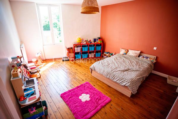 Au cœur d’un village avec école et commodités, à 5 Mn de Castelculier, venez découvrir cette jolie maison, rénovée avec goût !
Vous disposez d un jardin entièrement clos sans vis à vis.
Une fois le portail franchi, la maison vous ouvre ses portes sur une grande pièce de vie avec son poêle à granulés, une cuisine ouverte équipée neuve. La grande buanderie attenant à la cuisine peut être aménagée en chambre supplémentaire.
Wc indépendants.
 À l’étage, trois chambres aux beaux volumes, avec le charme des vieilles maisons :  parquet et belles hauteurs de plafond, une belle salle d eau avec double vasque et wc.
Les Dépendances sont très intéressantes et permettent d’envisager des agrandissements de l habitation. 
Fibre.
Bus scolaires.
Taxe foncière 1020 euros.
À visiter rapidement !