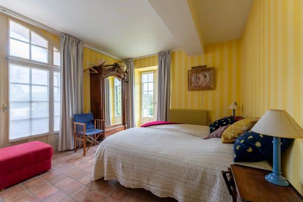 Pau (64) - À vendre Propriété de 450m2 - Forêt et prairie de 20 ha avec vue exceptionnelle sur les Pyrénées au calme.