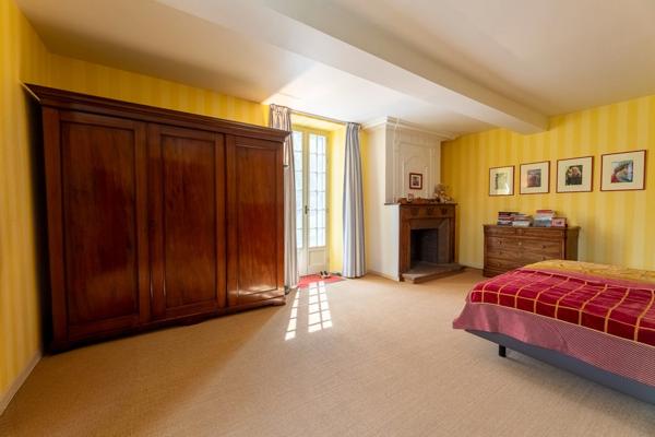 Pau (64) - À vendre Propriété de 450m2 - Forêt et prairie de 20 ha avec vue exceptionnelle sur les Pyrénées au calme.