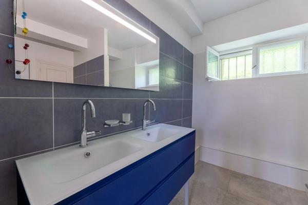 Pau (64) - À vendre Propriété de 450m2 - Forêt et prairie de 20 ha avec vue exceptionnelle sur les Pyrénées au calme.