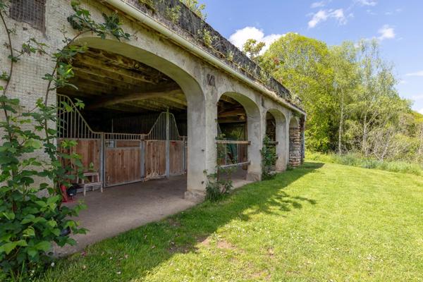 Pau (64) - À vendre Propriété de 450m2 - Forêt et prairie de 20 ha avec vue exceptionnelle sur les Pyrénées au calme.