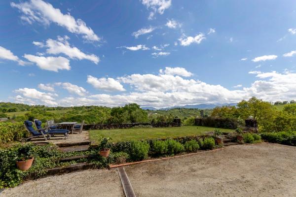 Pau (64) - À vendre Propriété de 450m2 - Forêt et prairie de 20 ha avec vue exceptionnelle sur les Pyrénées au calme.