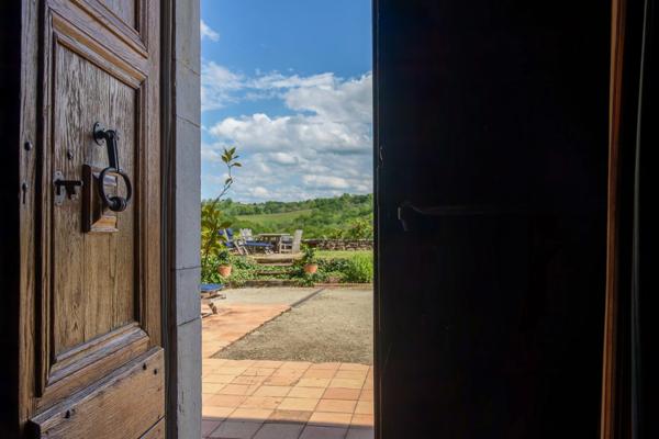 Pau (64) - À vendre Propriété de 450m2 - Forêt et prairie de 20 ha avec vue exceptionnelle sur les Pyrénées au calme.