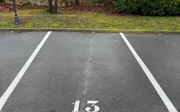 Stationnement à vendre    10 m2 D'Huison-Longueville