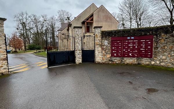 Stationnement à vendre    10 m2 D'Huison-Longueville