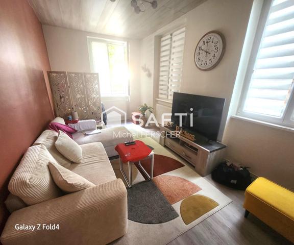 Appartement de 56 m², comprenant des combles et une cave.