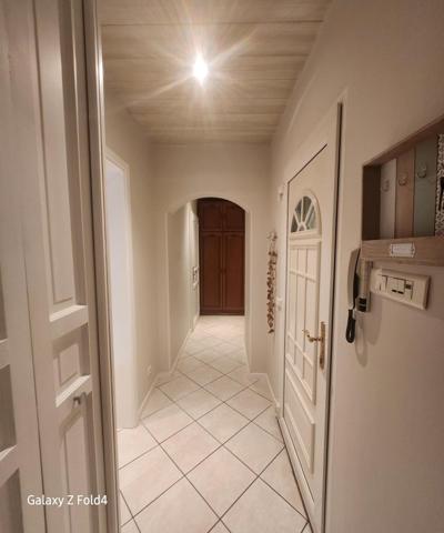 Appartement de 56 m², comprenant des combles et une cave.