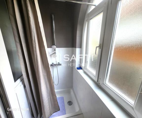 Appartement de 56 m², comprenant des combles et une cave.