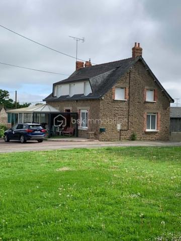 Maison en campagne de 164 m² habitables. Le bien est située une large parcelle arborée. L'habitation comprend, un rez-de-chaussée avec, salon séjour , cuisine, une salle d'eau et véranda. À l'étage, entièrement rénover à neuf : quatre chambres, une salle de bain et wc.
Maison sur grand sous-sol avec garage, caves ....
En extérieur, arbres fruitiers et espaces de verdures.


Classée énergétiquement en D, cette maison ne demande qu'à être visitée.

N'attendez plus. Plus de photos sur demandes.
