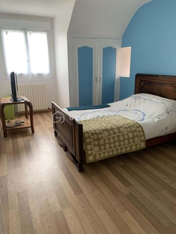 Maison en campagne de 164 m² habitables. Le bien est située une large parcelle arborée. L'habitation comprend, un rez-de-chaussée avec, salon séjour , cuisine, une salle d'eau et véranda. À l'étage, entièrement rénover à neuf : quatre chambres, une salle de bain et wc.
Maison sur grand sous-sol avec garage, caves ....
En extérieur, arbres fruitiers et espaces de verdures.


Classée énergétiquement en D, cette maison ne demande qu'à être visitée.

N'attendez plus. Plus de photos sur demandes.