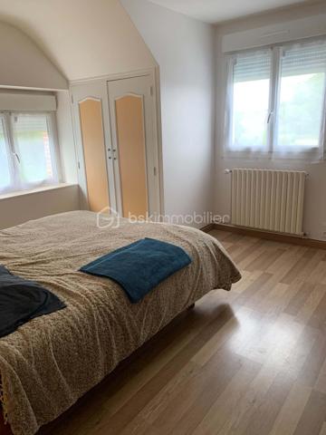 Maison en campagne de 164 m² habitables. Le bien est située une large parcelle arborée. L'habitation comprend, un rez-de-chaussée avec, salon séjour , cuisine, une salle d'eau et véranda. À l'étage, entièrement rénover à neuf : quatre chambres, une salle de bain et wc.
Maison sur grand sous-sol avec garage, caves ....
En extérieur, arbres fruitiers et espaces de verdures.


Classée énergétiquement en D, cette maison ne demande qu'à être visitée.

N'attendez plus. Plus de photos sur demandes.