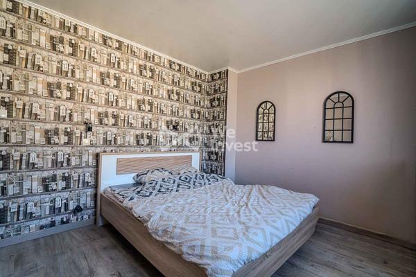 Maison mitoyenne rénovée – 83 m² – 3 chambres – Jardin 338 m² – Un véritable havre de paix