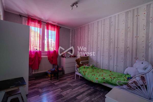 Maison mitoyenne rénovée – 83 m² – 3 chambres – Jardin 338 m² – Un véritable havre de paix