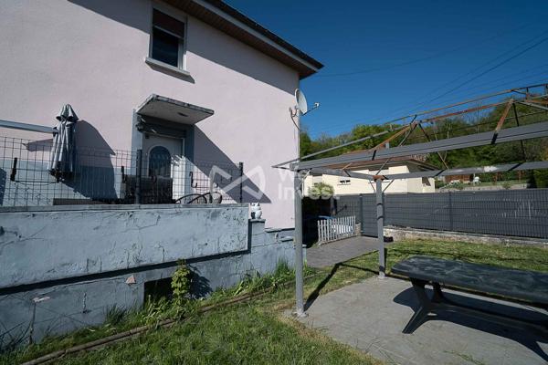 Maison mitoyenne rénovée – 83 m² – 3 chambres – Jardin 338 m² – Un véritable havre de paix