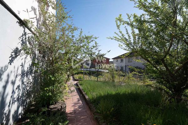 Maison mitoyenne rénovée – 83 m² – 3 chambres – Jardin 338 m² – Un véritable havre de paix