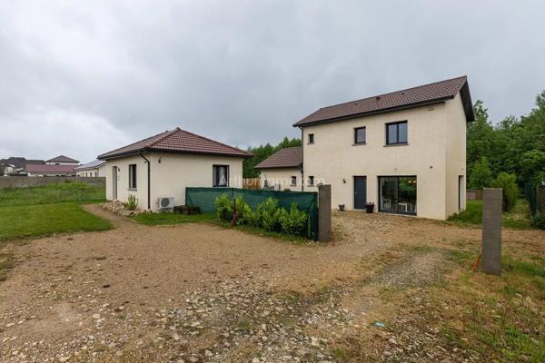Vente                                                      Maison
                        
                     5 pièces                      142 m2                     à Vézeronce-Curtin