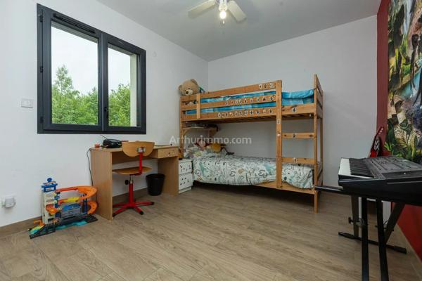 Vente                                                      Maison
                        
                     5 pièces                      142 m2                     à Vézeronce-Curtin