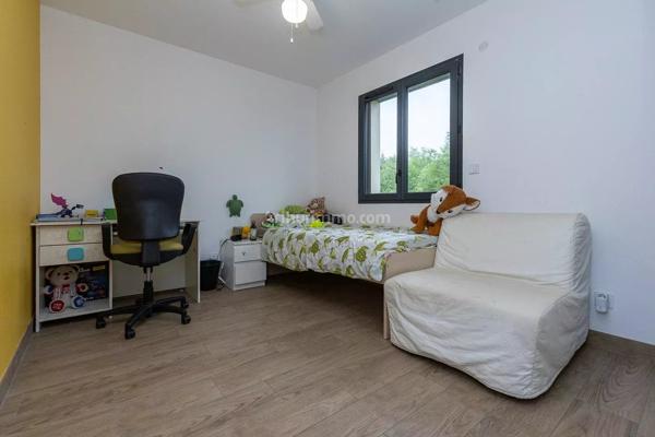 Vente                                                      Maison
                        
                     5 pièces                      142 m2                     à Vézeronce-Curtin