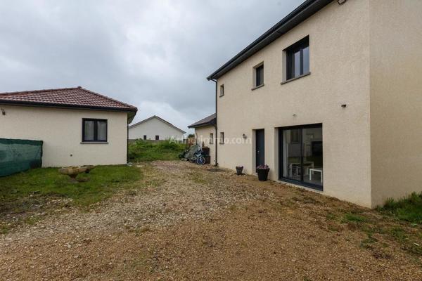 Vente                                                      Maison
                        
                     5 pièces                      142 m2                     à Vézeronce-Curtin