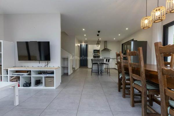 Vente                                                      Maison
                        
                     5 pièces                      142 m2                     à Vézeronce-Curtin