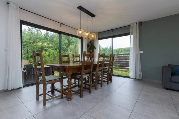 Vente                                                      Maison
                        
                     5 pièces                      142 m2                     à Vézeronce-Curtin