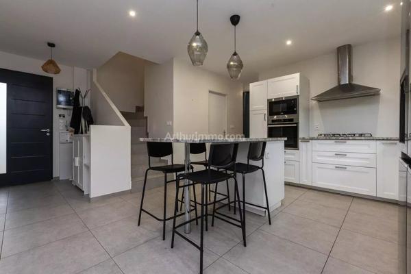 Vente                                                      Maison
                        
                     5 pièces                      142 m2                     à Vézeronce-Curtin
