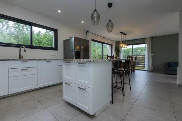 Vente                                                      Maison
                        
                     5 pièces                      142 m2                     à Vézeronce-Curtin