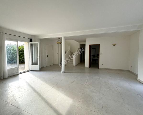 Grande maison récente de 320 m² sur un terrain de 2392 m2 avec partie constructible pour une seconde maison indépendante