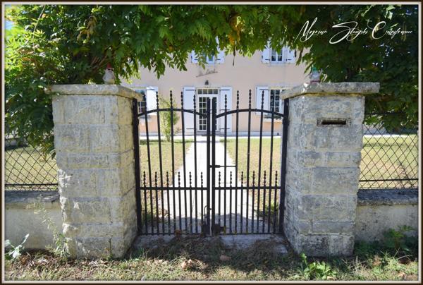 Maison de maître de 224 m² environ à vendre 10 pièces  (40) et dépendances