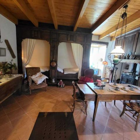 Maison en pierres avec très belle vue. Allanche (15160)