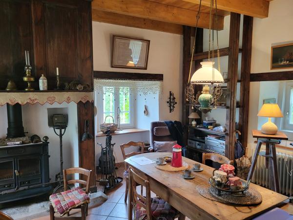 Maison en pierres avec très belle vue. Allanche (15160)