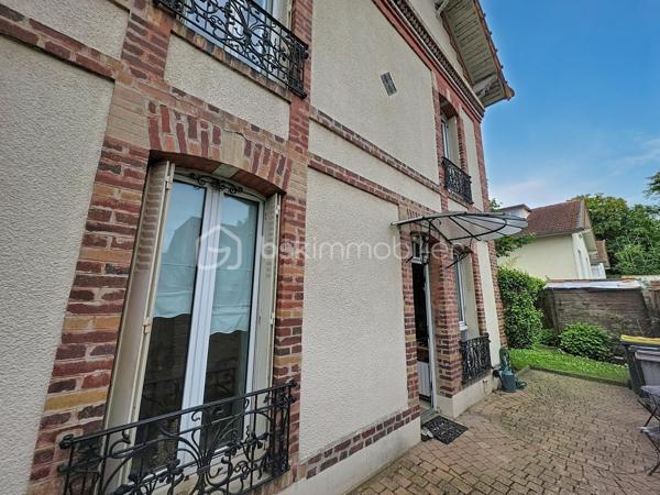 Maison familiale sur trois niveaux d'une surface habitable de 154 m² sur un terrain de 178 m² comprenant 8 pièces dont 5 chambres. 

En très bon état et prête à vivre, elle propose une pièce de vie généreuse de 47 m², une suite parentale avec salle de bain équipée d’une grande baignoire à remous, une buanderie, une pièce complémentaire idéale pour un bureau ou un dressing, une salle d’eau, deux WC et un jardin privatif offrant la possibilité d'installer un carport de 4m x 2.90m avec toit de 5m.

L’agencement fonctionnel, la luminosité et les volumes répondent aux besoins d’une grande famille tout en offrant des possibilités d’aménagement pour le télétravail ou des chambres d’amis.

Dépenses mensuelles (gaz + électricité): 290€.

Située à Villemomble, la maison bénéficie d’un environnement complet et pratique : commerces de proximité (boulangeries, pharmacie, supérette, restaurants), marché local et services du quotidien accessibles à pied. Écoles maternelles et primaires ainsi que collèges et lycées à proximité (dont plusieurs groupes scolaires privés allant de la maternelle au collège et se trouvant à 6 minutes à pieds), espaces verts et promenades pour les loisirs en plein air.

Transports : proximité de la gare Gagny (RER E - 6 minutes à pieds), Villemomble – Le Raincy (RER E - 13 minutes à pieds), trajet d’environ 20 minutes vers Paris (Haussmann–Saint-Lazare) en train. 
Réseau de bus à proximité et accès routier direct aux grands axes régionaux, facilitant les déplacements quotidiens et les liaisons vers la capitale.

Les points forts : 
✔️surface habitable généreuse et jardin privé, 
✔️pièce de vie conviviale, 
✔️suite parentale haut de gamme, 
✔️cinq chambres offrant une grande flexibilité d’usage, 
✔️maison bien entretenue et immédiatement habitable — idéale pour une famille recherchant confort, espace et proximité des commodités.
