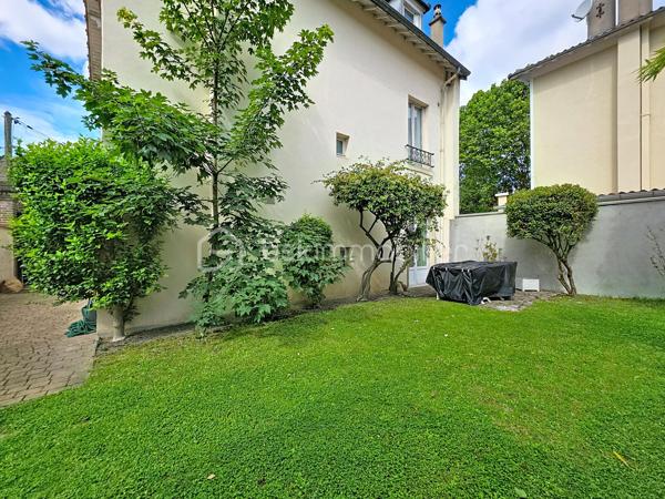Maison familiale sur trois niveaux d'une surface habitable de 154 m² sur un terrain de 178 m² comprenant 8 pièces dont 5 chambres. 

En très bon état et prête à vivre, elle propose une pièce de vie généreuse de 47 m², une suite parentale avec salle de bain équipée d’une grande baignoire à remous, une buanderie, une pièce complémentaire idéale pour un bureau ou un dressing, une salle d’eau, deux WC et un jardin privatif offrant la possibilité d'installer un carport de 4m x 2.90m avec toit de 5m.

L’agencement fonctionnel, la luminosité et les volumes répondent aux besoins d’une grande famille tout en offrant des possibilités d’aménagement pour le télétravail ou des chambres d’amis.

Dépenses mensuelles (gaz + électricité): 290€.

Située à Villemomble, la maison bénéficie d’un environnement complet et pratique : commerces de proximité (boulangeries, pharmacie, supérette, restaurants), marché local et services du quotidien accessibles à pied. Écoles maternelles et primaires ainsi que collèges et lycées à proximité (dont plusieurs groupes scolaires privés allant de la maternelle au collège et se trouvant à 6 minutes à pieds), espaces verts et promenades pour les loisirs en plein air.

Transports : proximité de la gare Gagny (RER E - 6 minutes à pieds), Villemomble – Le Raincy (RER E - 13 minutes à pieds), trajet d’environ 20 minutes vers Paris (Haussmann–Saint-Lazare) en train. 
Réseau de bus à proximité et accès routier direct aux grands axes régionaux, facilitant les déplacements quotidiens et les liaisons vers la capitale.

Les points forts : 
✔️surface habitable généreuse et jardin privé, 
✔️pièce de vie conviviale, 
✔️suite parentale haut de gamme, 
✔️cinq chambres offrant une grande flexibilité d’usage, 
✔️maison bien entretenue et immédiatement habitable — idéale pour une famille recherchant confort, espace et proximité des commodités.