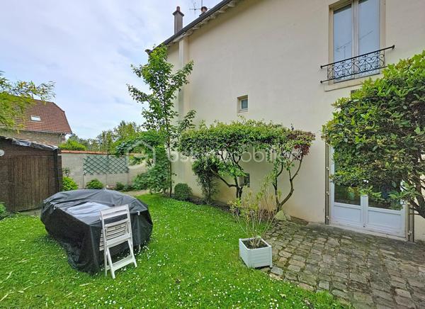 Maison familiale sur trois niveaux d'une surface habitable de 154 m² sur un terrain de 178 m² comprenant 8 pièces dont 5 chambres. 

En très bon état et prête à vivre, elle propose une pièce de vie généreuse de 47 m², une suite parentale avec salle de bain équipée d’une grande baignoire à remous, une buanderie, une pièce complémentaire idéale pour un bureau ou un dressing, une salle d’eau, deux WC et un jardin privatif offrant la possibilité d'installer un carport de 4m x 2.90m avec toit de 5m.

L’agencement fonctionnel, la luminosité et les volumes répondent aux besoins d’une grande famille tout en offrant des possibilités d’aménagement pour le télétravail ou des chambres d’amis.

Dépenses mensuelles (gaz + électricité): 290€.

Située à Villemomble, la maison bénéficie d’un environnement complet et pratique : commerces de proximité (boulangeries, pharmacie, supérette, restaurants), marché local et services du quotidien accessibles à pied. Écoles maternelles et primaires ainsi que collèges et lycées à proximité (dont plusieurs groupes scolaires privés allant de la maternelle au collège et se trouvant à 6 minutes à pieds), espaces verts et promenades pour les loisirs en plein air.

Transports : proximité de la gare Gagny (RER E - 6 minutes à pieds), Villemomble – Le Raincy (RER E - 13 minutes à pieds), trajet d’environ 20 minutes vers Paris (Haussmann–Saint-Lazare) en train. 
Réseau de bus à proximité et accès routier direct aux grands axes régionaux, facilitant les déplacements quotidiens et les liaisons vers la capitale.

Les points forts : 
✔️surface habitable généreuse et jardin privé, 
✔️pièce de vie conviviale, 
✔️suite parentale haut de gamme, 
✔️cinq chambres offrant une grande flexibilité d’usage, 
✔️maison bien entretenue et immédiatement habitable — idéale pour une famille recherchant confort, espace et proximité des commodités.
