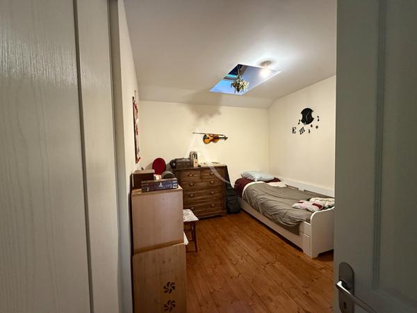 Duplex lumineux en plein coeur de ville avec parking sécurisé
