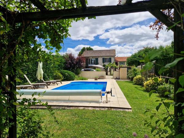 Maison ancienne - Le bugue Maison 4 chambres, dépendance, piscine et jardin proche du village.