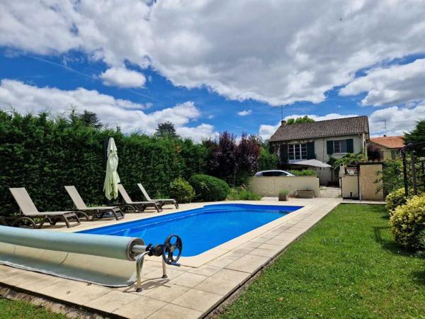 Maison ancienne - Le bugue Maison 4 chambres, dépendance, piscine et jardin proche du village.