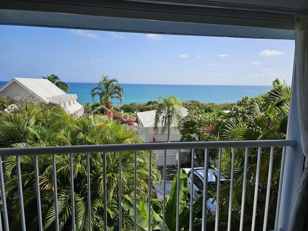 **** EXCLUSIVITE BSK Immobilier ****

*** BAISSE DE PRIX ***
À Vendre – Bien d’Exception à Sainte-Anne – Le Helleux
Opportunité rare !

Au cœur du très recherché quartier résidentiel du Helleux, dans le lotissement sécurisé Le Clos d’Argent, découvrez cette superbe propriété divisée actuellement en 4 logements, offrant un potentiel exceptionnel.

Située à seulement 130 mètres de la mer, avec un accès direct à la plage, cette demeure bénéficie d’un cadre paisible et verdoyant sur un terrain arboré de 800 m², entièrement piscinable. À proximité immédiate des célèbres spots de surf, de la plage de Bois Jolan et de magnifiques sentiers de randonnée.

Avec 254 m² habitables, cette construction en béton est équipée de volets roulants électriques, d’un portail motorisé, et offre une double exposition ainsi qu’une vue mer imprenable.

Le bien peut être exploité en location saisonnière, en résidence principale ou transformé en vaste maison familiale. Les appartements peuvent être reconnectés entre eux pour créer un espace unique et harmonieux. L’intérieur est entièrement modulable et personnalisable selon vos envies, avec quelques travaux de réaménagement à prévoir.

Un bien à fort potentiel dans un environnement d’exception.

Laissez libre cours à votre imagination !

Ne manquez pas cette occasion unique d'investir dans un cadre idyllique à Sainte-Anne, contactez moi dès maintenant pour plus d'informations et pour organiser une visite !