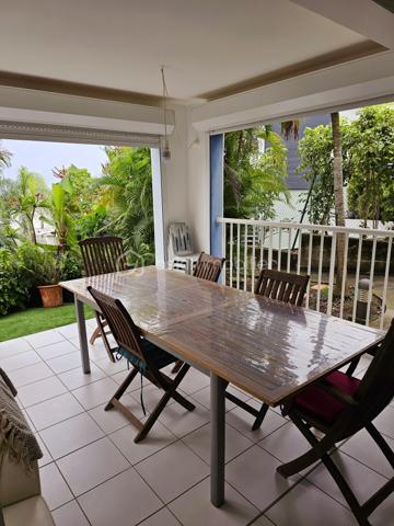 **** EXCLUSIVITE BSK Immobilier ****

*** BAISSE DE PRIX ***
À Vendre – Bien d’Exception à Sainte-Anne – Le Helleux
Opportunité rare !

Au cœur du très recherché quartier résidentiel du Helleux, dans le lotissement sécurisé Le Clos d’Argent, découvrez cette superbe propriété divisée actuellement en 4 logements, offrant un potentiel exceptionnel.

Située à seulement 130 mètres de la mer, avec un accès direct à la plage, cette demeure bénéficie d’un cadre paisible et verdoyant sur un terrain arboré de 800 m², entièrement piscinable. À proximité immédiate des célèbres spots de surf, de la plage de Bois Jolan et de magnifiques sentiers de randonnée.

Avec 254 m² habitables, cette construction en béton est équipée de volets roulants électriques, d’un portail motorisé, et offre une double exposition ainsi qu’une vue mer imprenable.

Le bien peut être exploité en location saisonnière, en résidence principale ou transformé en vaste maison familiale. Les appartements peuvent être reconnectés entre eux pour créer un espace unique et harmonieux. L’intérieur est entièrement modulable et personnalisable selon vos envies, avec quelques travaux de réaménagement à prévoir.

Un bien à fort potentiel dans un environnement d’exception.

Laissez libre cours à votre imagination !

Ne manquez pas cette occasion unique d'investir dans un cadre idyllique à Sainte-Anne, contactez moi dès maintenant pour plus d'informations et pour organiser une visite !
