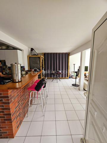 **** EXCLUSIVITE BSK Immobilier ****

*** BAISSE DE PRIX ***
À Vendre – Bien d’Exception à Sainte-Anne – Le Helleux
Opportunité rare !

Au cœur du très recherché quartier résidentiel du Helleux, dans le lotissement sécurisé Le Clos d’Argent, découvrez cette superbe propriété divisée actuellement en 4 logements, offrant un potentiel exceptionnel.

Située à seulement 130 mètres de la mer, avec un accès direct à la plage, cette demeure bénéficie d’un cadre paisible et verdoyant sur un terrain arboré de 800 m², entièrement piscinable. À proximité immédiate des célèbres spots de surf, de la plage de Bois Jolan et de magnifiques sentiers de randonnée.

Avec 254 m² habitables, cette construction en béton est équipée de volets roulants électriques, d’un portail motorisé, et offre une double exposition ainsi qu’une vue mer imprenable.

Le bien peut être exploité en location saisonnière, en résidence principale ou transformé en vaste maison familiale. Les appartements peuvent être reconnectés entre eux pour créer un espace unique et harmonieux. L’intérieur est entièrement modulable et personnalisable selon vos envies, avec quelques travaux de réaménagement à prévoir.

Un bien à fort potentiel dans un environnement d’exception.

Laissez libre cours à votre imagination !

Ne manquez pas cette occasion unique d'investir dans un cadre idyllique à Sainte-Anne, contactez moi dès maintenant pour plus d'informations et pour organiser une visite !