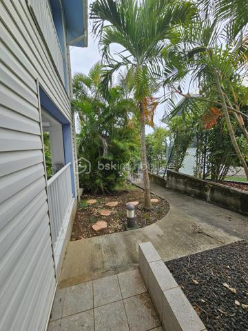 **** EXCLUSIVITE BSK Immobilier ****

*** BAISSE DE PRIX ***
À Vendre – Bien d’Exception à Sainte-Anne – Le Helleux
Opportunité rare !

Au cœur du très recherché quartier résidentiel du Helleux, dans le lotissement sécurisé Le Clos d’Argent, découvrez cette superbe propriété divisée actuellement en 4 logements, offrant un potentiel exceptionnel.

Située à seulement 130 mètres de la mer, avec un accès direct à la plage, cette demeure bénéficie d’un cadre paisible et verdoyant sur un terrain arboré de 800 m², entièrement piscinable. À proximité immédiate des célèbres spots de surf, de la plage de Bois Jolan et de magnifiques sentiers de randonnée.

Avec 254 m² habitables, cette construction en béton est équipée de volets roulants électriques, d’un portail motorisé, et offre une double exposition ainsi qu’une vue mer imprenable.

Le bien peut être exploité en location saisonnière, en résidence principale ou transformé en vaste maison familiale. Les appartements peuvent être reconnectés entre eux pour créer un espace unique et harmonieux. L’intérieur est entièrement modulable et personnalisable selon vos envies, avec quelques travaux de réaménagement à prévoir.

Un bien à fort potentiel dans un environnement d’exception.

Laissez libre cours à votre imagination !

Ne manquez pas cette occasion unique d'investir dans un cadre idyllique à Sainte-Anne, contactez moi dès maintenant pour plus d'informations et pour organiser une visite !