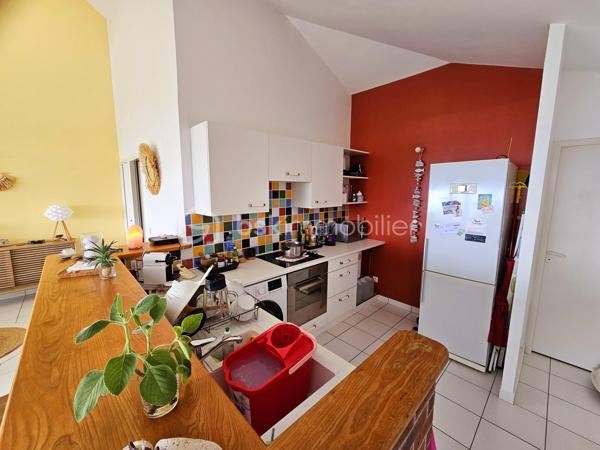 **** EXCLUSIVITE BSK Immobilier ****

*** BAISSE DE PRIX ***
À Vendre – Bien d’Exception à Sainte-Anne – Le Helleux
Opportunité rare !

Au cœur du très recherché quartier résidentiel du Helleux, dans le lotissement sécurisé Le Clos d’Argent, découvrez cette superbe propriété divisée actuellement en 4 logements, offrant un potentiel exceptionnel.

Située à seulement 130 mètres de la mer, avec un accès direct à la plage, cette demeure bénéficie d’un cadre paisible et verdoyant sur un terrain arboré de 800 m², entièrement piscinable. À proximité immédiate des célèbres spots de surf, de la plage de Bois Jolan et de magnifiques sentiers de randonnée.

Avec 254 m² habitables, cette construction en béton est équipée de volets roulants électriques, d’un portail motorisé, et offre une double exposition ainsi qu’une vue mer imprenable.

Le bien peut être exploité en location saisonnière, en résidence principale ou transformé en vaste maison familiale. Les appartements peuvent être reconnectés entre eux pour créer un espace unique et harmonieux. L’intérieur est entièrement modulable et personnalisable selon vos envies, avec quelques travaux de réaménagement à prévoir.

Un bien à fort potentiel dans un environnement d’exception.

Laissez libre cours à votre imagination !

Ne manquez pas cette occasion unique d'investir dans un cadre idyllique à Sainte-Anne, contactez moi dès maintenant pour plus d'informations et pour organiser une visite !
