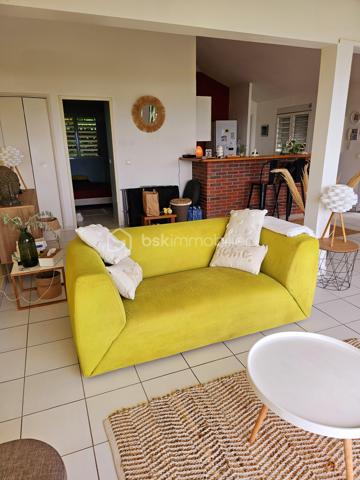 **** EXCLUSIVITE BSK Immobilier ****

*** BAISSE DE PRIX ***
À Vendre – Bien d’Exception à Sainte-Anne – Le Helleux
Opportunité rare !

Au cœur du très recherché quartier résidentiel du Helleux, dans le lotissement sécurisé Le Clos d’Argent, découvrez cette superbe propriété divisée actuellement en 4 logements, offrant un potentiel exceptionnel.

Située à seulement 130 mètres de la mer, avec un accès direct à la plage, cette demeure bénéficie d’un cadre paisible et verdoyant sur un terrain arboré de 800 m², entièrement piscinable. À proximité immédiate des célèbres spots de surf, de la plage de Bois Jolan et de magnifiques sentiers de randonnée.

Avec 254 m² habitables, cette construction en béton est équipée de volets roulants électriques, d’un portail motorisé, et offre une double exposition ainsi qu’une vue mer imprenable.

Le bien peut être exploité en location saisonnière, en résidence principale ou transformé en vaste maison familiale. Les appartements peuvent être reconnectés entre eux pour créer un espace unique et harmonieux. L’intérieur est entièrement modulable et personnalisable selon vos envies, avec quelques travaux de réaménagement à prévoir.

Un bien à fort potentiel dans un environnement d’exception.

Laissez libre cours à votre imagination !

Ne manquez pas cette occasion unique d'investir dans un cadre idyllique à Sainte-Anne, contactez moi dès maintenant pour plus d'informations et pour organiser une visite !