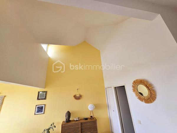**** EXCLUSIVITE BSK Immobilier ****

*** BAISSE DE PRIX ***
À Vendre – Bien d’Exception à Sainte-Anne – Le Helleux
Opportunité rare !

Au cœur du très recherché quartier résidentiel du Helleux, dans le lotissement sécurisé Le Clos d’Argent, découvrez cette superbe propriété divisée actuellement en 4 logements, offrant un potentiel exceptionnel.

Située à seulement 130 mètres de la mer, avec un accès direct à la plage, cette demeure bénéficie d’un cadre paisible et verdoyant sur un terrain arboré de 800 m², entièrement piscinable. À proximité immédiate des célèbres spots de surf, de la plage de Bois Jolan et de magnifiques sentiers de randonnée.

Avec 254 m² habitables, cette construction en béton est équipée de volets roulants électriques, d’un portail motorisé, et offre une double exposition ainsi qu’une vue mer imprenable.

Le bien peut être exploité en location saisonnière, en résidence principale ou transformé en vaste maison familiale. Les appartements peuvent être reconnectés entre eux pour créer un espace unique et harmonieux. L’intérieur est entièrement modulable et personnalisable selon vos envies, avec quelques travaux de réaménagement à prévoir.

Un bien à fort potentiel dans un environnement d’exception.

Laissez libre cours à votre imagination !

Ne manquez pas cette occasion unique d'investir dans un cadre idyllique à Sainte-Anne, contactez moi dès maintenant pour plus d'informations et pour organiser une visite !